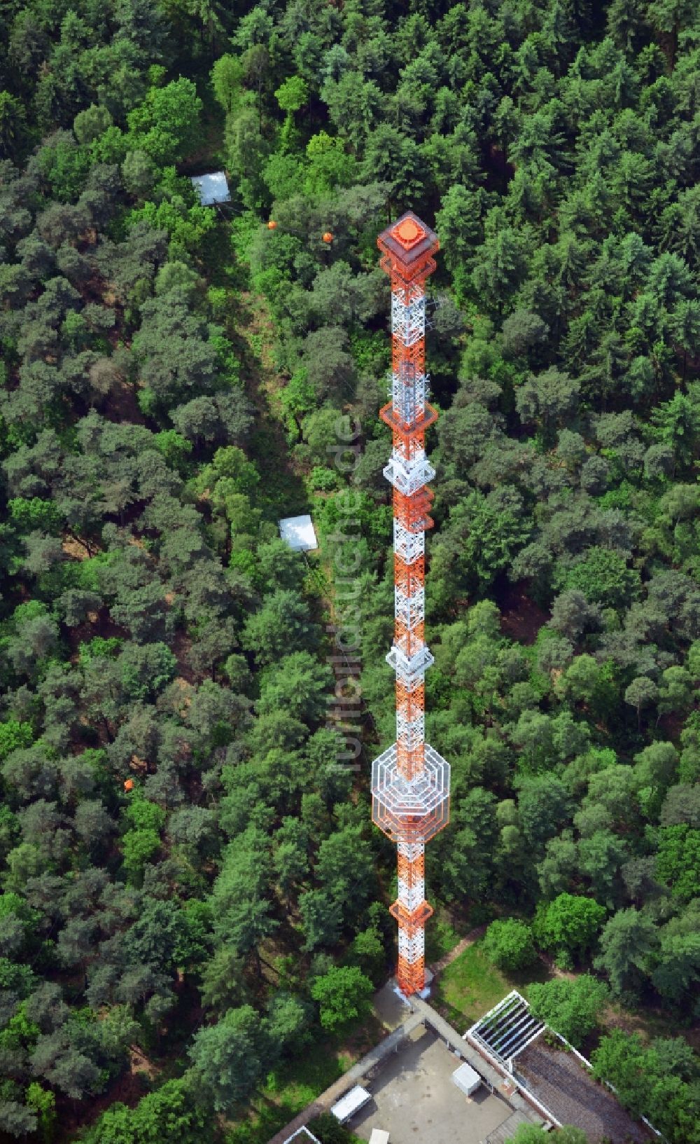 Molbergen Ortsteil Peheim aus der Vogelperspektive: Sanierter Antennenträger- Mast auf dem Fernsehturm- Umsetzer- Sendemast bei Peheim , einem Ortsteil von Molbergen im Bundesland Niedersachsen