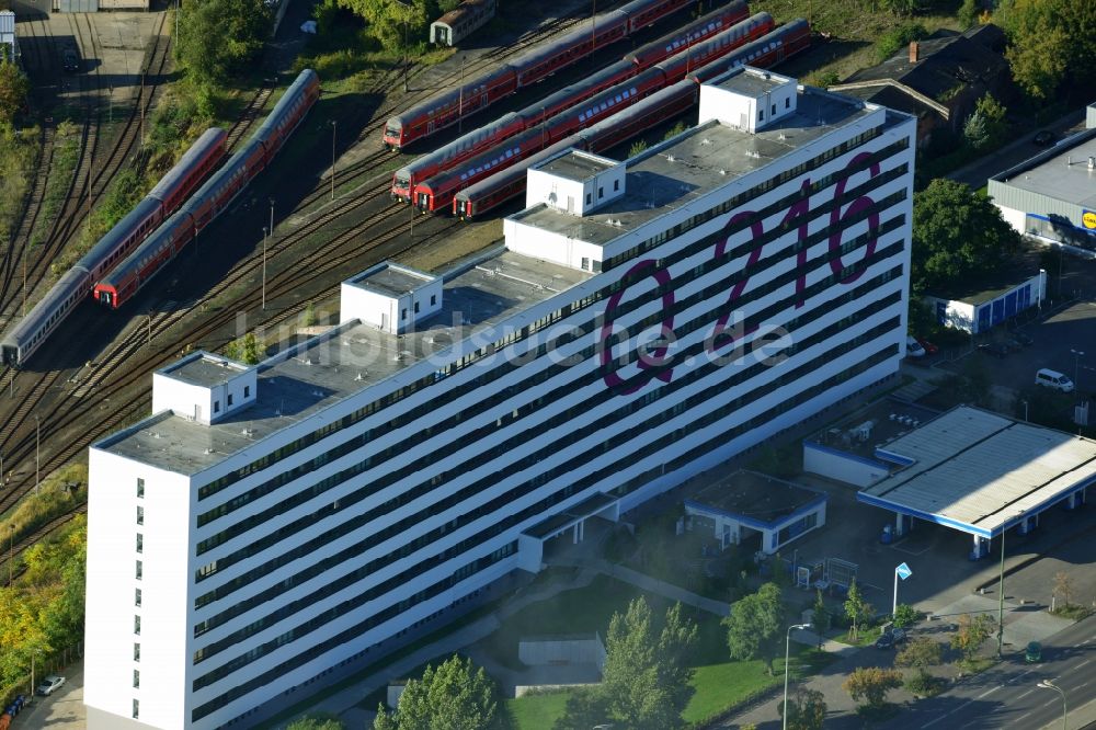 Luftaufnahme Berlin Lichtenberg - Sanierter und modernisierter DDR- Plattenbau als Studenten- und Single- Wohnheim Q216 am Bahnhof Lichtenberg in Berlin