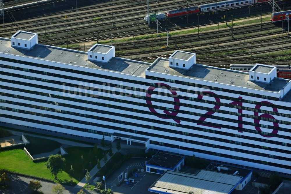 Berlin Lichtenberg aus der Vogelperspektive: Sanierter und modernisierter DDR- Plattenbau als Studenten- und Single- Wohnheim Q216 am Bahnhof Lichtenberg in Berlin