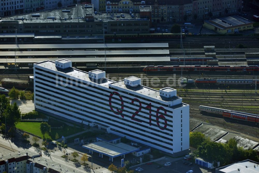 Luftbild Berlin Lichtenberg - Sanierter und modernisierter DDR- Plattenbau als Studenten- und Single- Wohnheim Q216 am Bahnhof Lichtenberg in Berlin