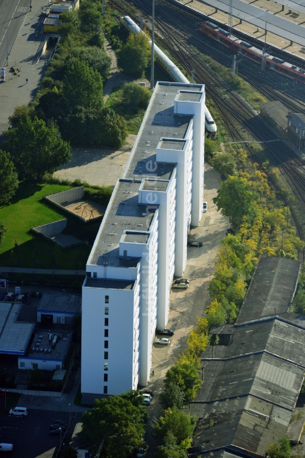 Berlin Lichtenberg von oben - Sanierter und modernisierter DDR- Plattenbau als Studenten- und Single- Wohnheim Q216 am Bahnhof Lichtenberg in Berlin