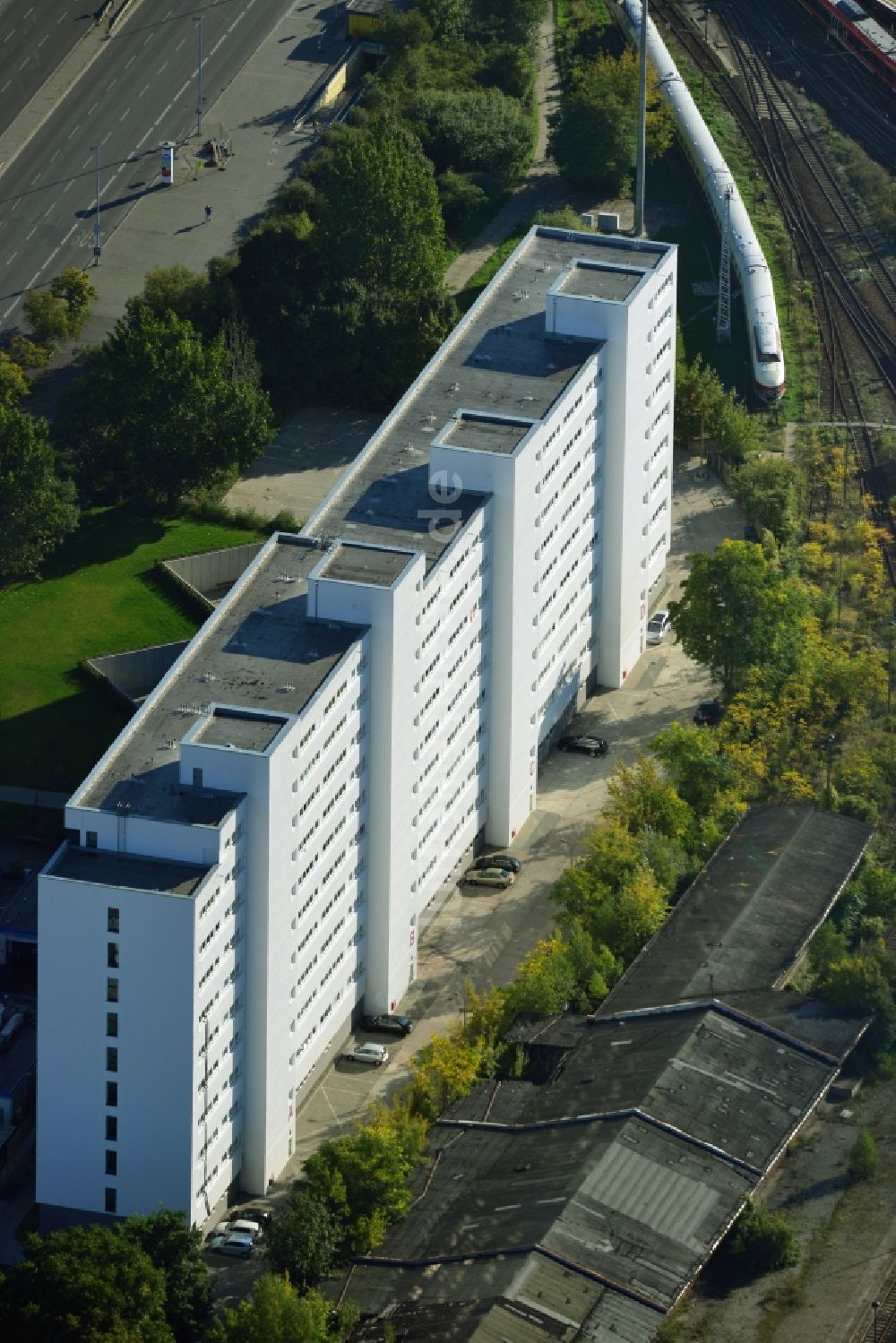 Berlin Lichtenberg aus der Vogelperspektive: Sanierter und modernisierter DDR- Plattenbau als Studenten- und Single- Wohnheim Q216 am Bahnhof Lichtenberg in Berlin