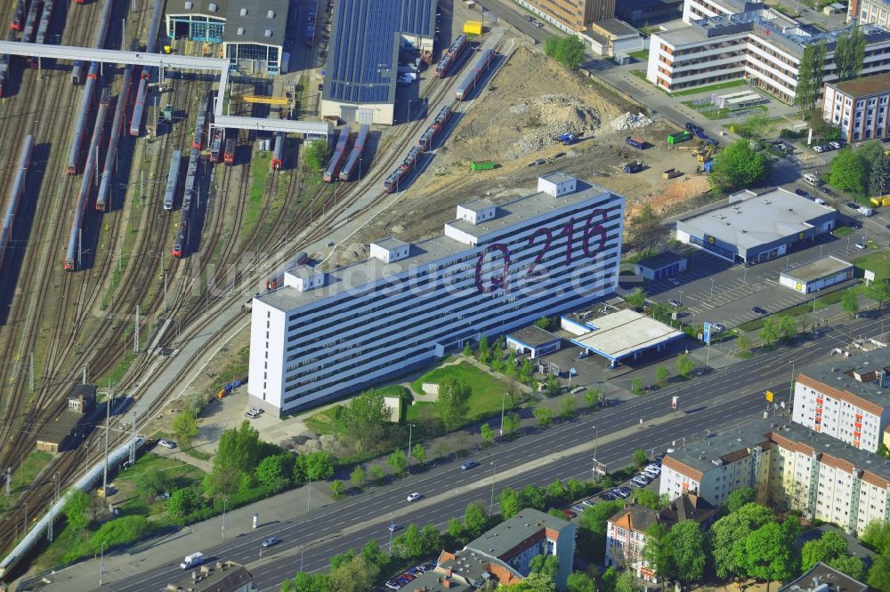 Berlin aus der Vogelperspektive: Sanierter und modernisierter DDR- Plattenbau als Studenten- und Single- Wohnheim Q216 am Bahnhof Lichtenberg in Berlin