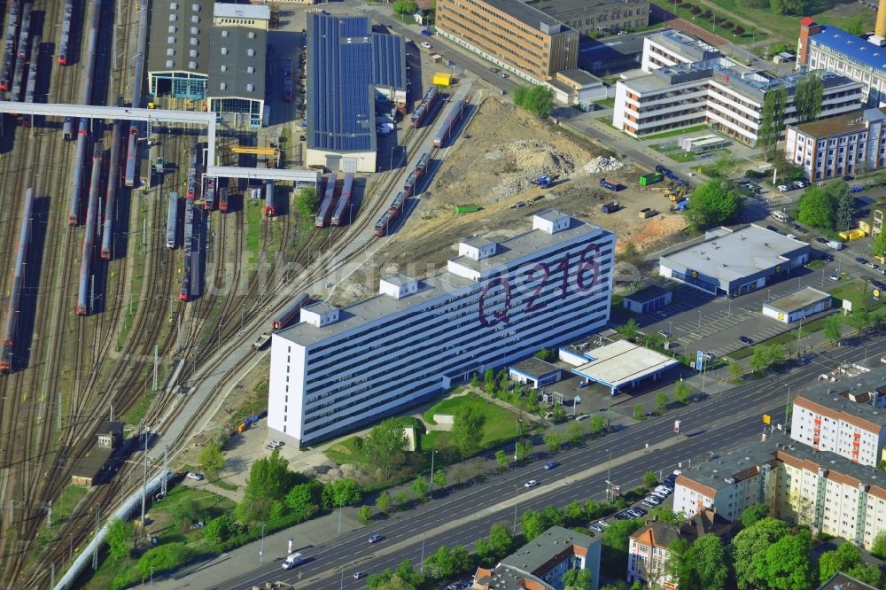 Luftbild Berlin - Sanierter und modernisierter DDR- Plattenbau als Studenten- und Single- Wohnheim Q216 am Bahnhof Lichtenberg in Berlin