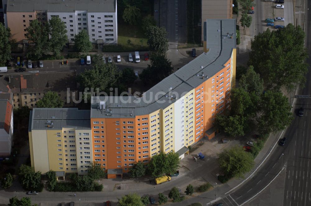 Berlin von oben - sanierter Plattenbau an der Straße Alt Friedrichsfelde 38 - 43 im Bezirk Lichtenberg von Berlin