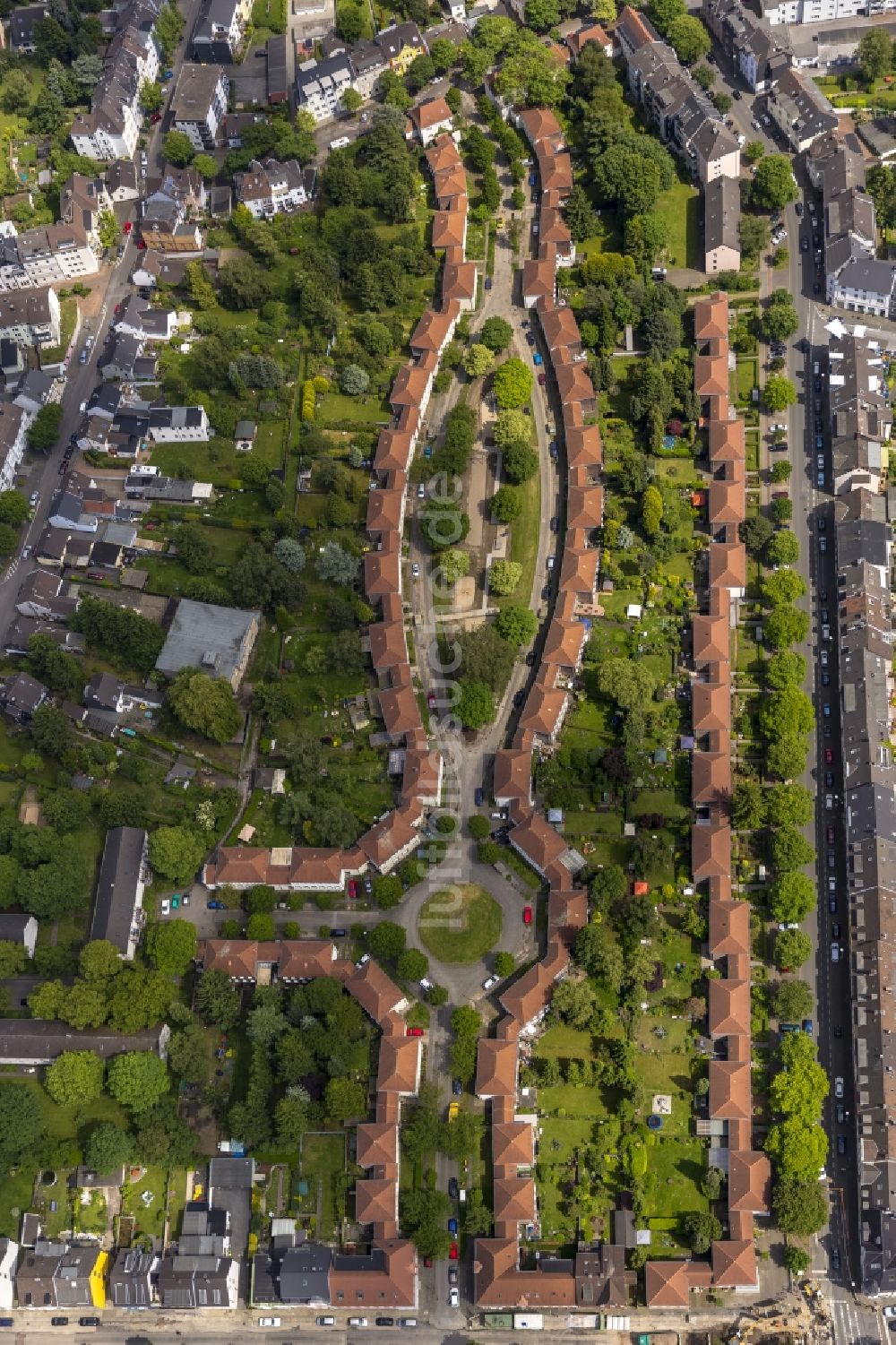 Mülheim aus der Vogelperspektive: Saniertes Altbau- Wohngebiets- Gebäudeensemble an der Salierstraße in Mülheim im Bundesland Nordrhein-Westfalen