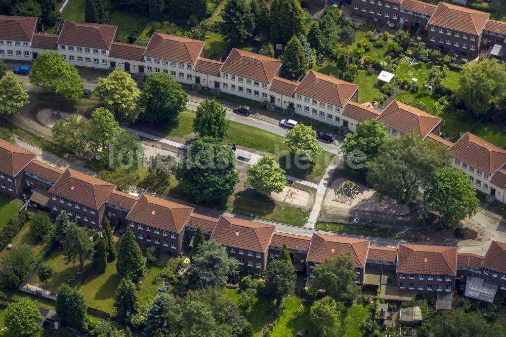 Luftaufnahme Mülheim - Saniertes Altbau- Wohngebiets- Gebäudeensemble an der Salierstraße in Mülheim im Bundesland Nordrhein-Westfalen