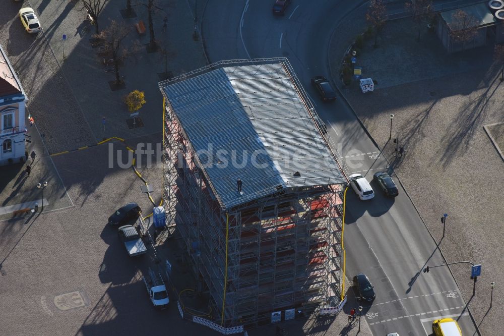 Luftaufnahme Potsdam - Sanierung des Bauwerkes Brandenburger Tor am Luisenplatz im Ortsteil Innenstadt in Potsdam im Bundesland Brandenburg, Deutschland