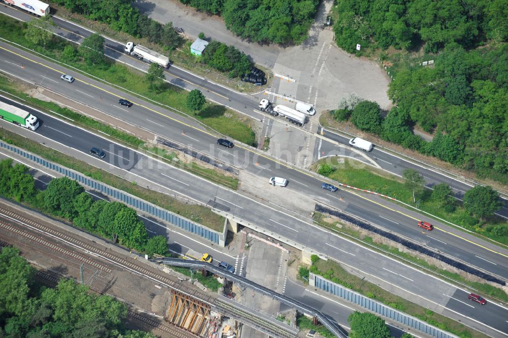  von oben - Sanierung von Brückenbauwerken der AVUS Stadtautobahn A115 / E51 am Hüttenweg im Grunewald