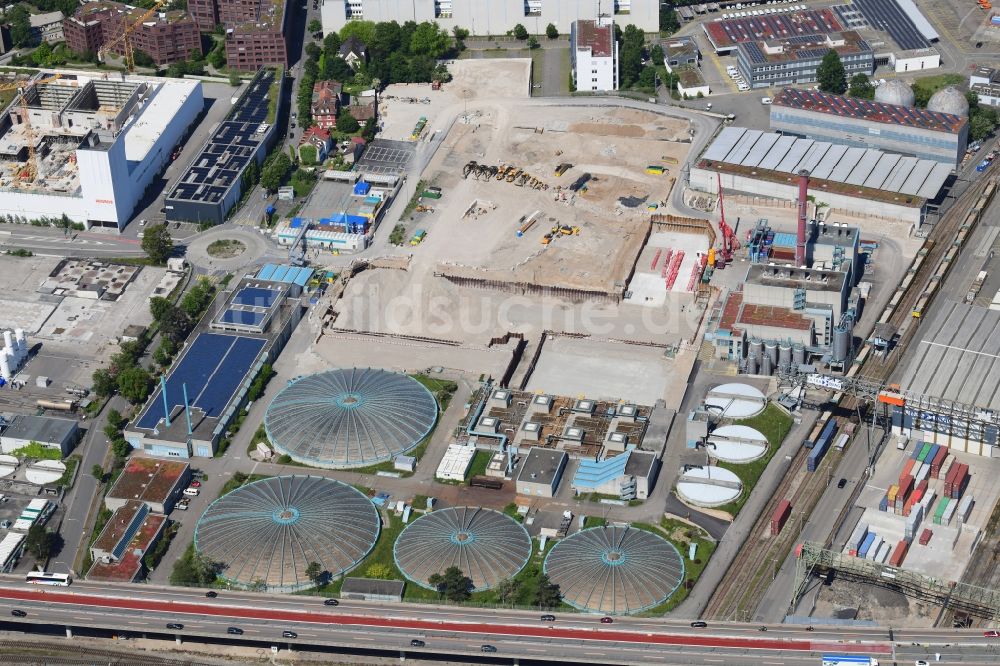 Basel aus der Vogelperspektive: Sanierung und Erweiterungs Baustelle der Klärwerks- Becken und Reinigungsstufen der Abwasserreinigungsanlage ARA auf dem Areal der ProRheno im Ortsteil Kleinhüningen in Basel, Schweiz