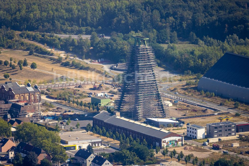 Dinslaken aus der Vogelperspektive: Sanierung des Förderturm der Zentralwerkstatt Zeche Lohberg in Dinslaken im Bundesland Nordrhein-Westfalen, Deutschland