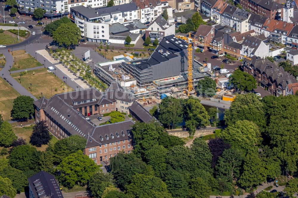 Dinslaken aus der Vogelperspektive: Sanierung Freizeitzentrum - Kino - Gebäude in Dinslaken im Bundesland Nordrhein-Westfalen - NRW, Deutschland