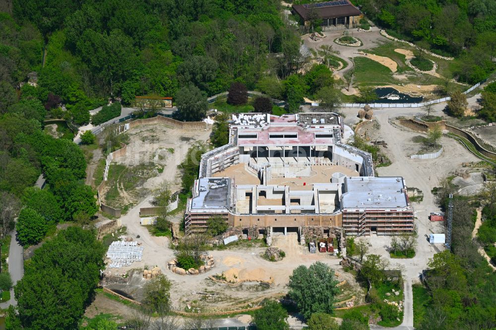 Berlin von oben - Sanierung Gebäudekomplex Dickhäuterhaus im Tierpark in Berlin, Deutschland