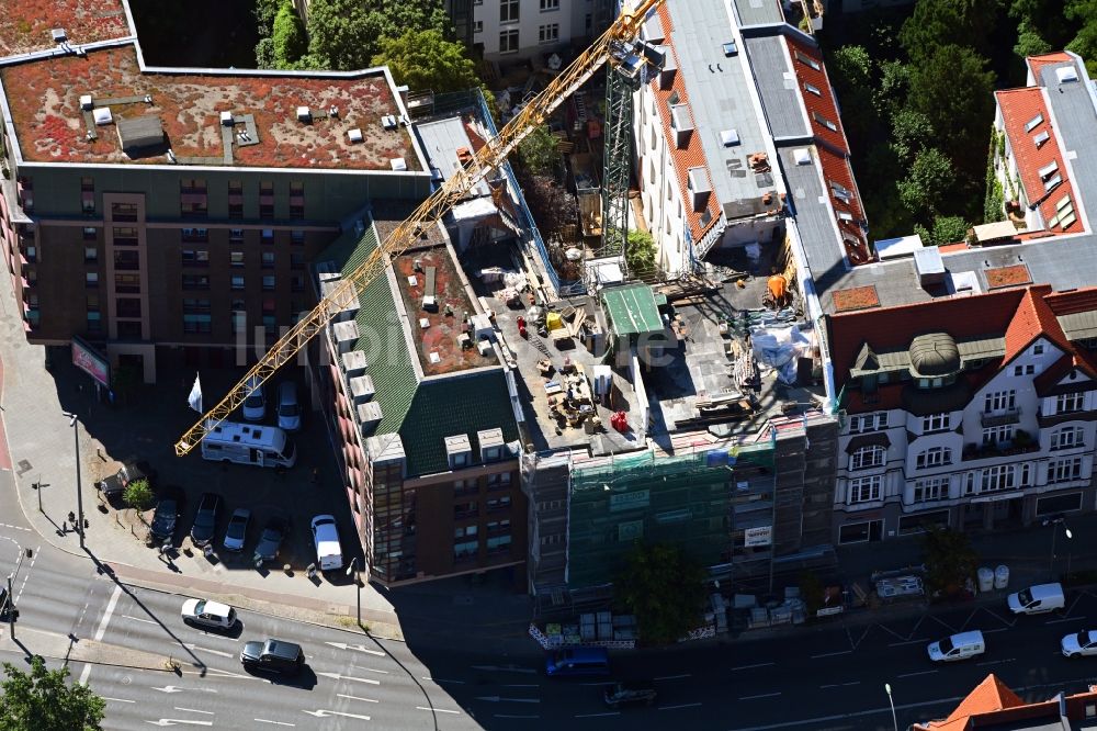 Luftaufnahme Berlin - Sanierung eines Gebäudekomplexes mit Neubau eines Dachgeschosses an der Schloßstraße im Ortsteil Steglitz in Berlin, Deutschland