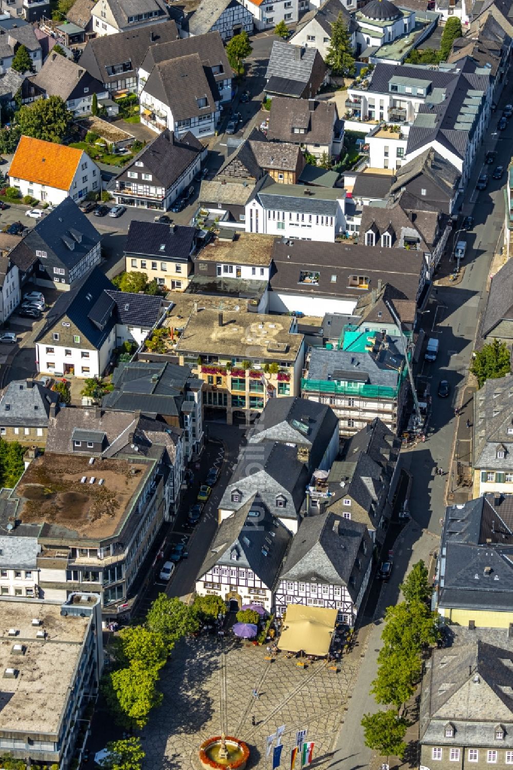 Brilon aus der Vogelperspektive: Sanierung eines Gebäudekomplexes am Steinweg Ecke Springstraße in Brilon im Bundesland Nordrhein-Westfalen, Deutschland