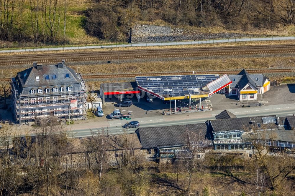 Nuttlar von oben - Sanierung eines Gebäudes an der Briloner Straße in Nuttlar im Bundesland Nordrhein-Westfalen, Deutschland