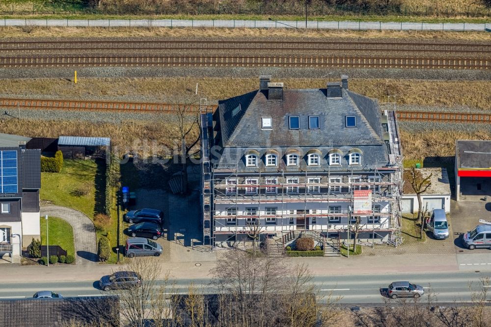 Nuttlar aus der Vogelperspektive: Sanierung eines Gebäudes an der Briloner Straße in Nuttlar im Bundesland Nordrhein-Westfalen, Deutschland