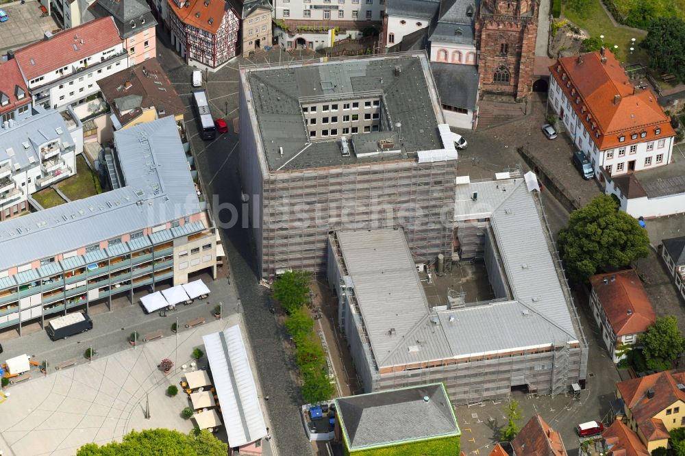 Luftbild Aschaffenburg - Sanierung des Gebäudes der Stadtverwaltung - Rathaus an der Dalbergstraße im Ortsteil Innenstadt in Aschaffenburg im Bundesland Bayern, Deutschland