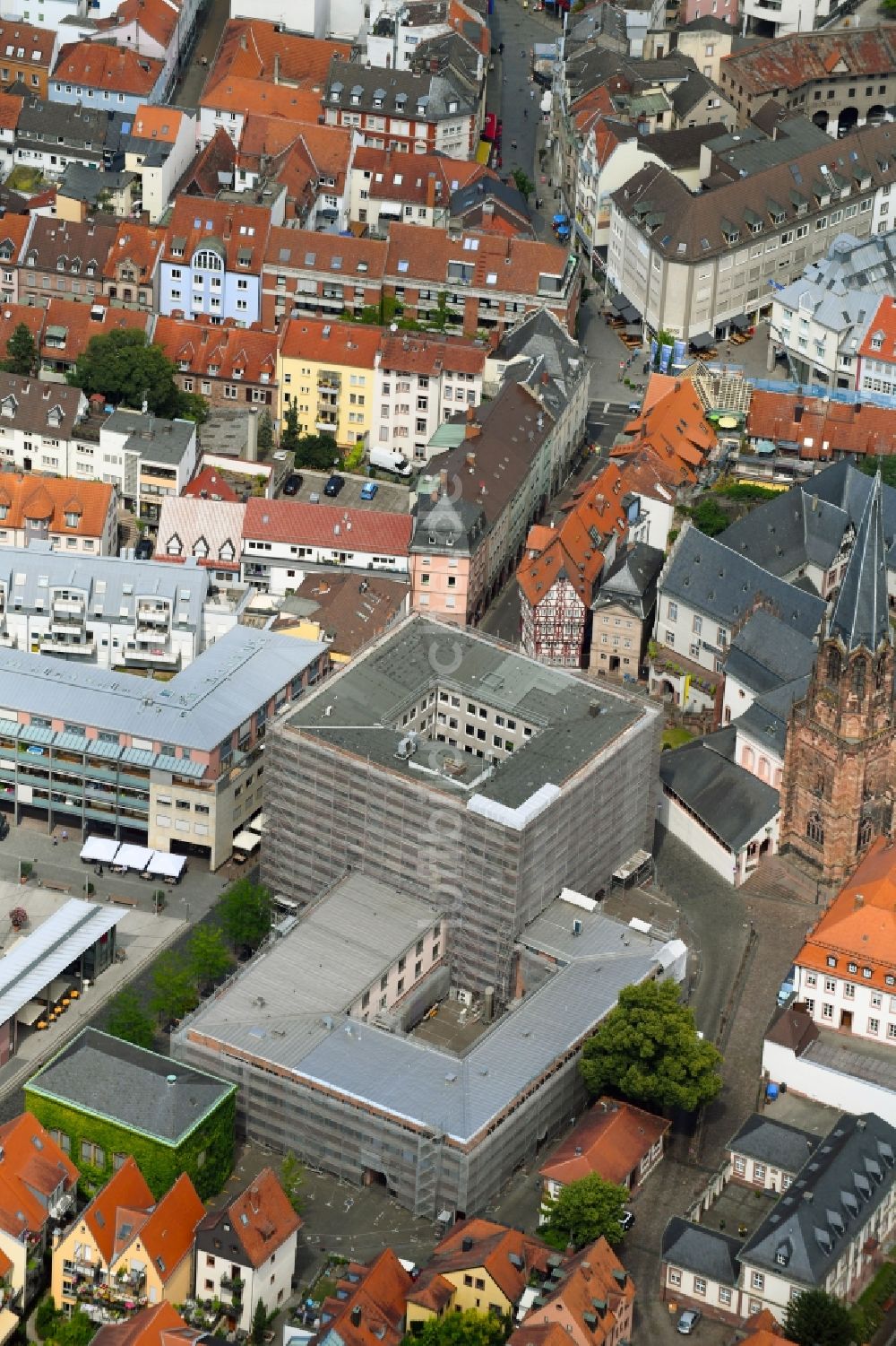 Aschaffenburg aus der Vogelperspektive: Sanierung des Gebäudes der Stadtverwaltung - Rathaus an der Dalbergstraße im Ortsteil Innenstadt in Aschaffenburg im Bundesland Bayern, Deutschland