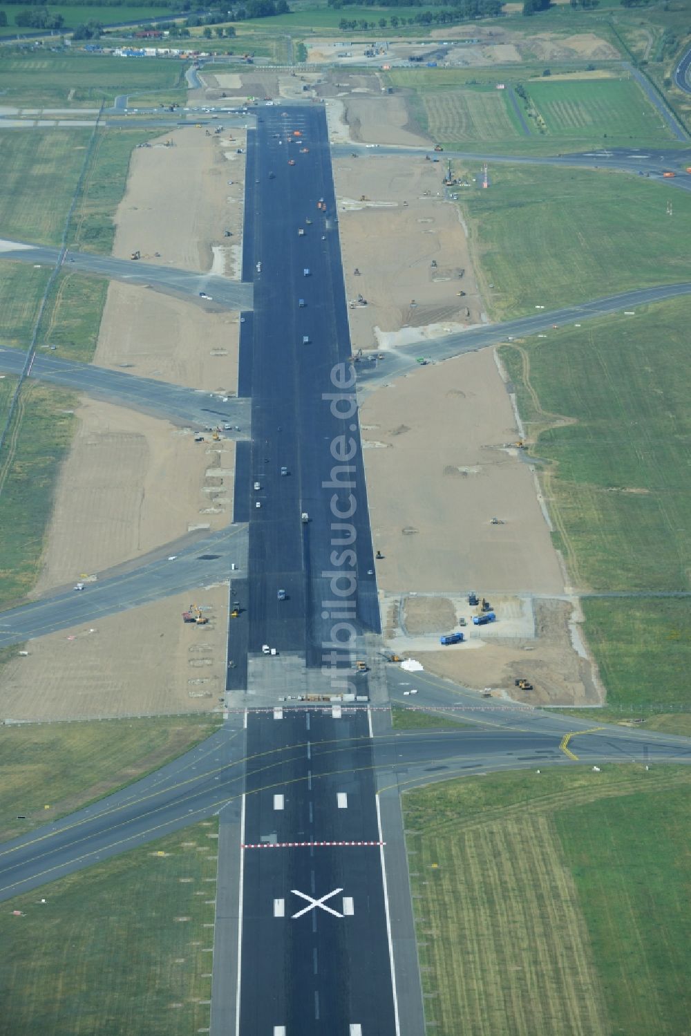 Schönefeld aus der Vogelperspektive: Sanierung gesperrte Nordbahn - Startbahn auf dem Gelände des Flughafen in Schönefeld im Bundesland Brandenburg. Die Baufirma STRABAG übernimmt umfangreiche Abbruch und Sanierungsarbeiten an der bisher stark frequentierten Landebahn des in die Schlagze