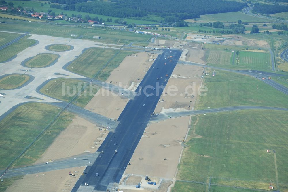 Luftbild Schönefeld - Sanierung gesperrte Nordbahn - Startbahn auf dem Gelände des Flughafen in Schönefeld im Bundesland Brandenburg. Die Baufirma STRABAG übernimmt umfangreiche Abbruch und Sanierungsarbeiten an der bisher stark frequentierten Landebahn des in die Schlagze