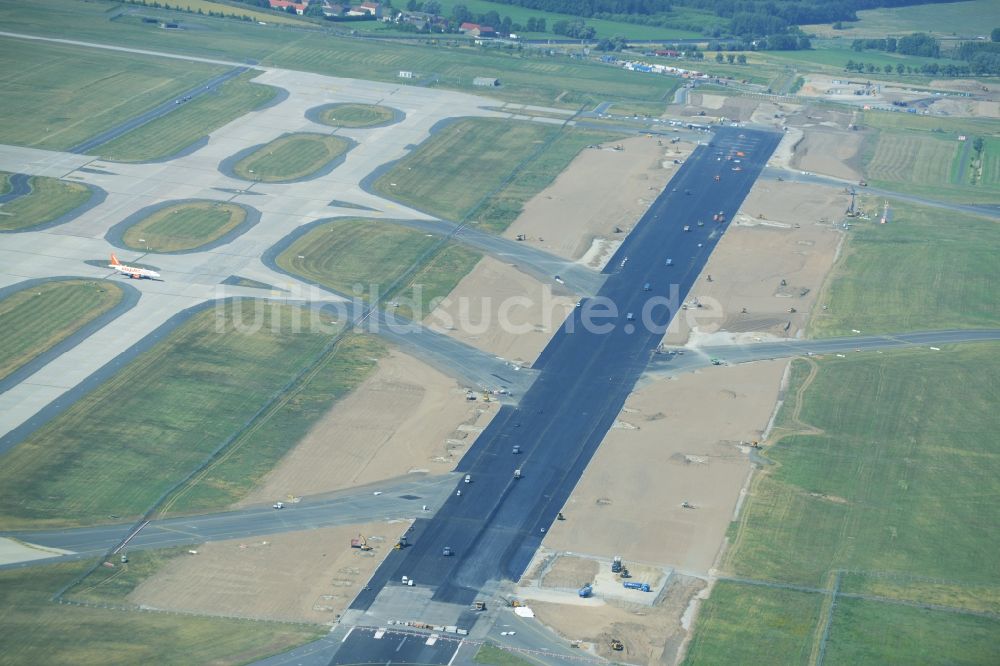 Luftaufnahme Schönefeld - Sanierung gesperrte Nordbahn - Startbahn auf dem Gelände des Flughafen in Schönefeld im Bundesland Brandenburg. Die Baufirma STRABAG übernimmt umfangreiche Abbruch und Sanierungsarbeiten an der bisher stark frequentierten Landebahn des in die Schlagze