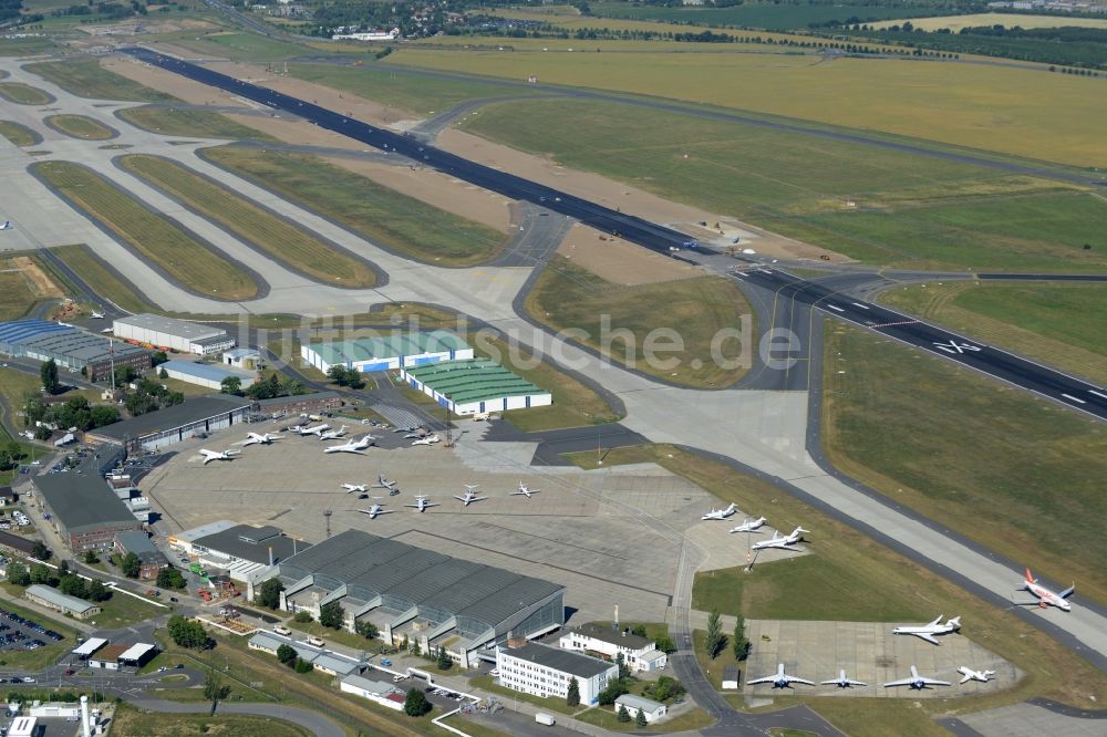 Schönefeld aus der Vogelperspektive: Sanierung gesperrte Nordbahn - Startbahn auf dem Gelände des Flughafen in Schönefeld im Bundesland Brandenburg. Die Baufirma STRABAG übernimmt umfangreiche Abbruch und Sanierungsarbeiten an der bisher stark frequentierten Landebahn des in die Schlagze