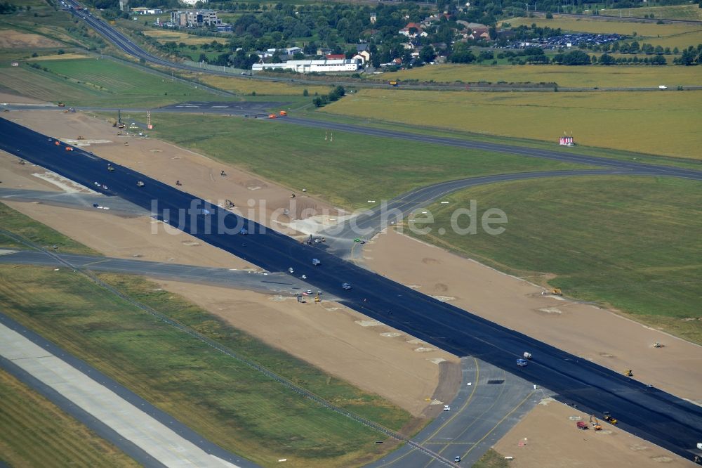 Luftbild Schönefeld - Sanierung gesperrte Nordbahn - Startbahn auf dem Gelände des Flughafen in Schönefeld im Bundesland Brandenburg. Die Baufirma STRABAG übernimmt umfangreiche Abbruch und Sanierungsarbeiten an der bisher stark frequentierten Landebahn des in die Schlagze