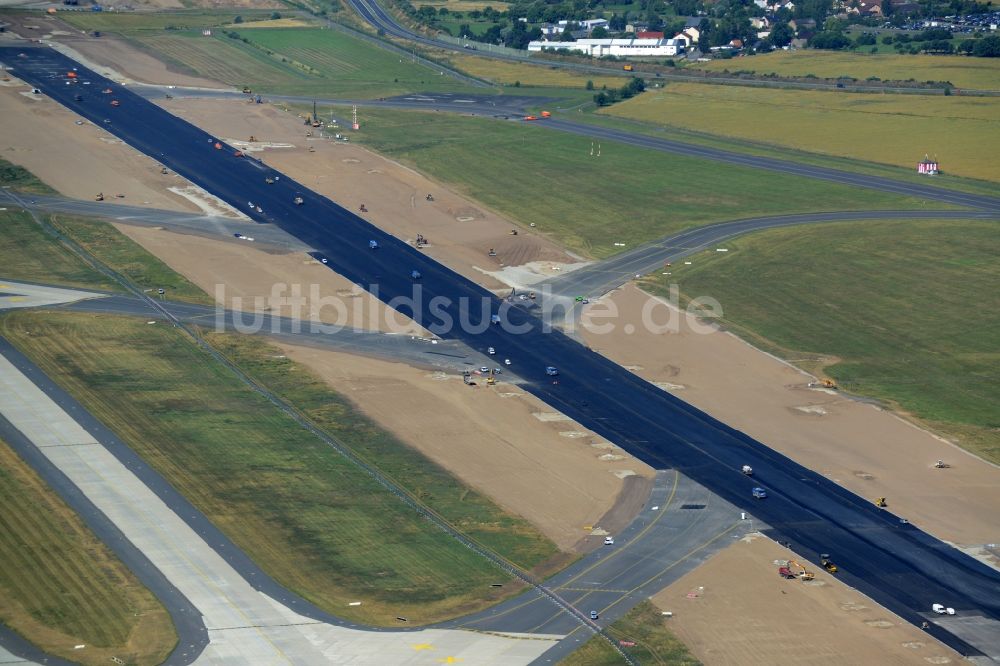 Luftaufnahme Schönefeld - Sanierung gesperrte Nordbahn - Startbahn auf dem Gelände des Flughafen in Schönefeld im Bundesland Brandenburg. Die Baufirma STRABAG übernimmt umfangreiche Abbruch und Sanierungsarbeiten an der bisher stark frequentierten Landebahn des in die Schlagze