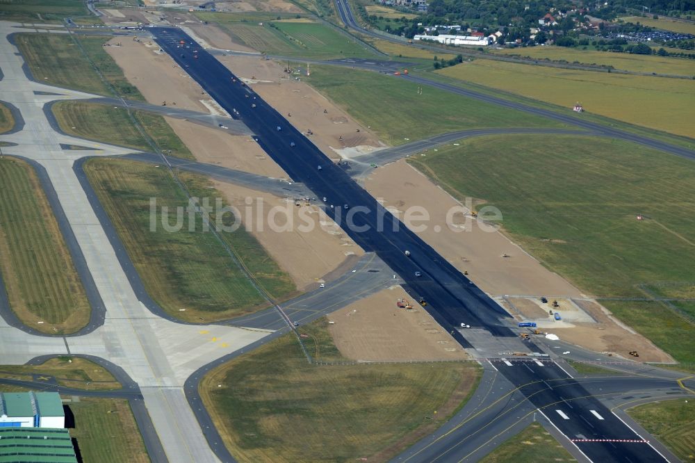 Schönefeld von oben - Sanierung gesperrte Nordbahn - Startbahn auf dem Gelände des Flughafen in Schönefeld im Bundesland Brandenburg. Die Baufirma STRABAG übernimmt umfangreiche Abbruch und Sanierungsarbeiten an der bisher stark frequentierten Landebahn des in die Schlagze