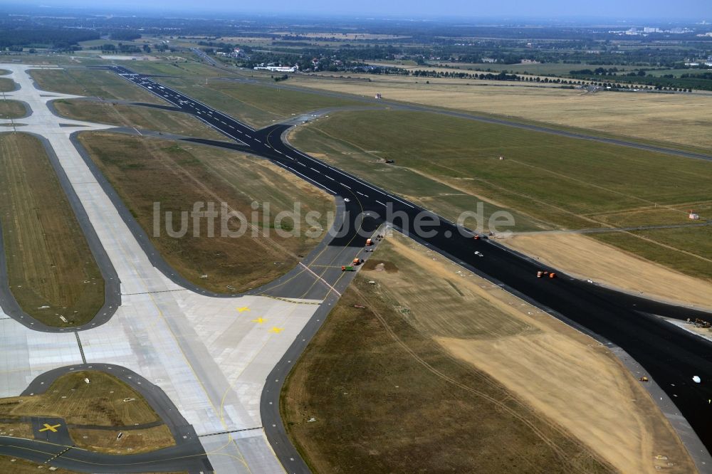 Schönefeld aus der Vogelperspektive: Sanierung gesperrte Nordbahn - Startbahn auf dem Gelände des Flughafen in Schönefeld im Bundesland Brandenburg. Die Baufirma STRABAG übernimmt umfangreiche Abbruch und Sanierungsarbeiten an der bisher stark frequentierten Landebahn des in die Schlagze