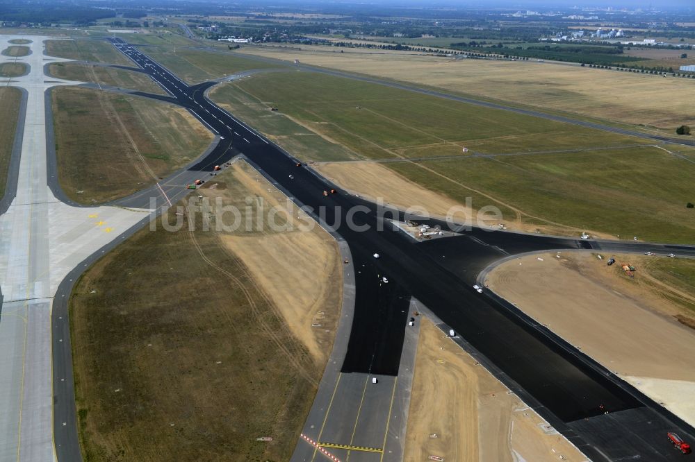 Luftbild Schönefeld - Sanierung gesperrte Nordbahn - Startbahn auf dem Gelände des Flughafen in Schönefeld im Bundesland Brandenburg. Die Baufirma STRABAG übernimmt umfangreiche Abbruch und Sanierungsarbeiten an der bisher stark frequentierten Landebahn des in die Schlagze