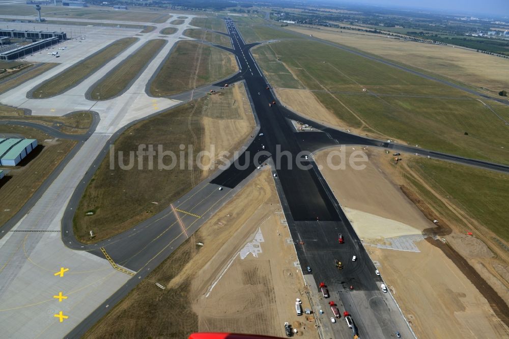 Luftaufnahme Schönefeld - Sanierung gesperrte Nordbahn - Startbahn auf dem Gelände des Flughafen in Schönefeld im Bundesland Brandenburg. Die Baufirma STRABAG übernimmt umfangreiche Abbruch und Sanierungsarbeiten an der bisher stark frequentierten Landebahn des in die Schlagze