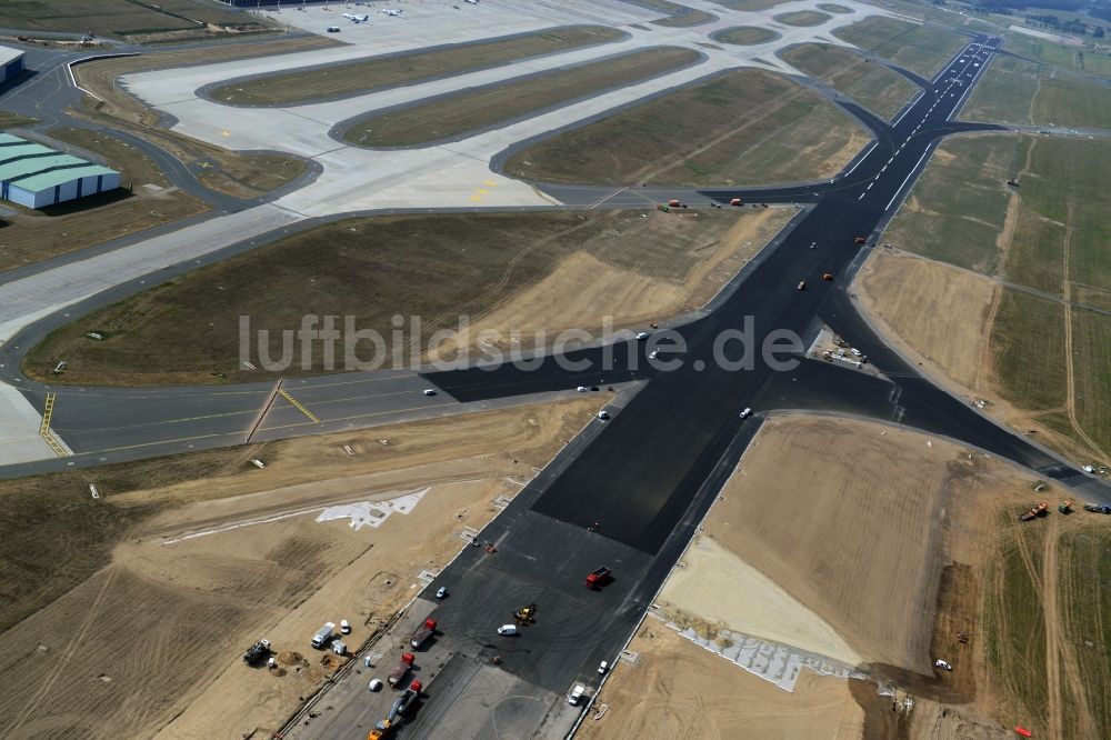 Schönefeld aus der Vogelperspektive: Sanierung gesperrte Nordbahn - Startbahn auf dem Gelände des Flughafen in Schönefeld im Bundesland Brandenburg. Die Baufirma STRABAG übernimmt umfangreiche Abbruch und Sanierungsarbeiten an der bisher stark frequentierten Landebahn des in die Schlagze