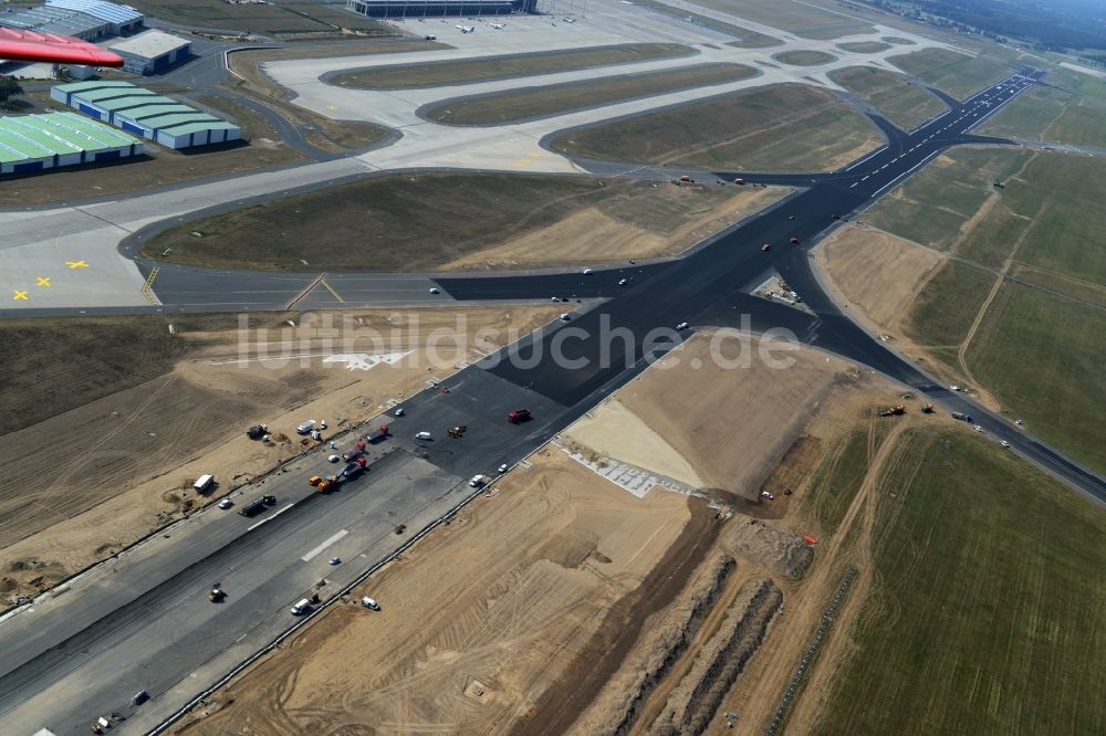 Luftaufnahme Schönefeld - Sanierung gesperrte Nordbahn - Startbahn auf dem Gelände des Flughafen in Schönefeld im Bundesland Brandenburg. Die Baufirma STRABAG übernimmt umfangreiche Abbruch und Sanierungsarbeiten an der bisher stark frequentierten Landebahn des in die Schlagze