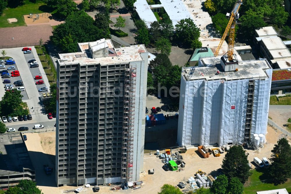 Wolfsburg von oben - Sanierung Hochhaus- Gebäude im Wohngebiet Don Camillo & Peppone in Wolfsburg im Bundesland Niedersachsen, Deutschland