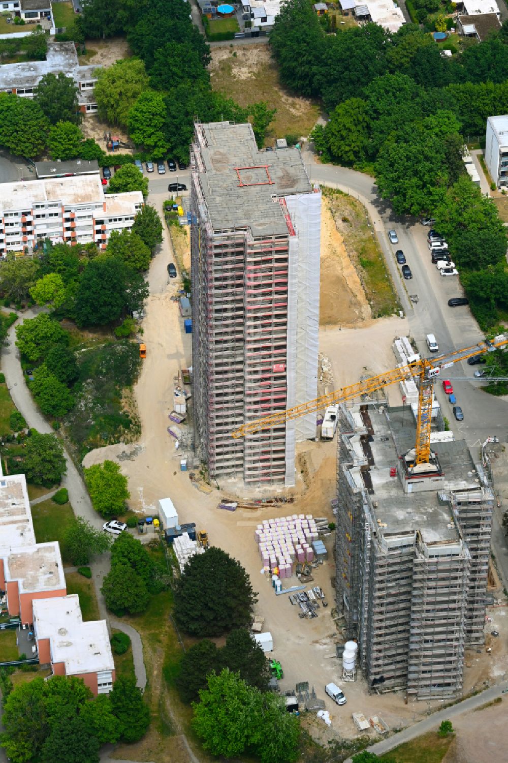 Luftbild Wolfsburg - Sanierung Hochhaus- Gebäude im Wohngebiet Don Camillo & Peppone in Wolfsburg im Bundesland Niedersachsen, Deutschland