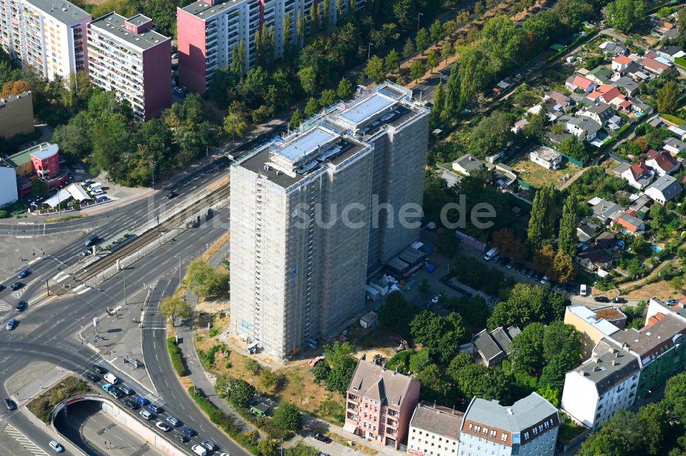 Luftbild Berlin - Sanierung Hochhaus- Gebäude im Wohngebiet zum Niedrigenergiehaus in Berlin, Deutschland