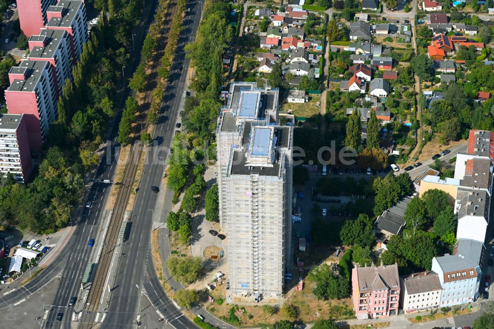 Luftaufnahme Berlin - Sanierung Hochhaus- Gebäude im Wohngebiet zum Niedrigenergiehaus in Berlin, Deutschland