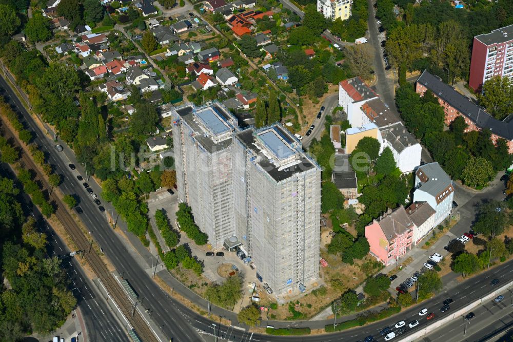 Berlin von oben - Sanierung Hochhaus- Gebäude im Wohngebiet zum Niedrigenergiehaus in Berlin, Deutschland