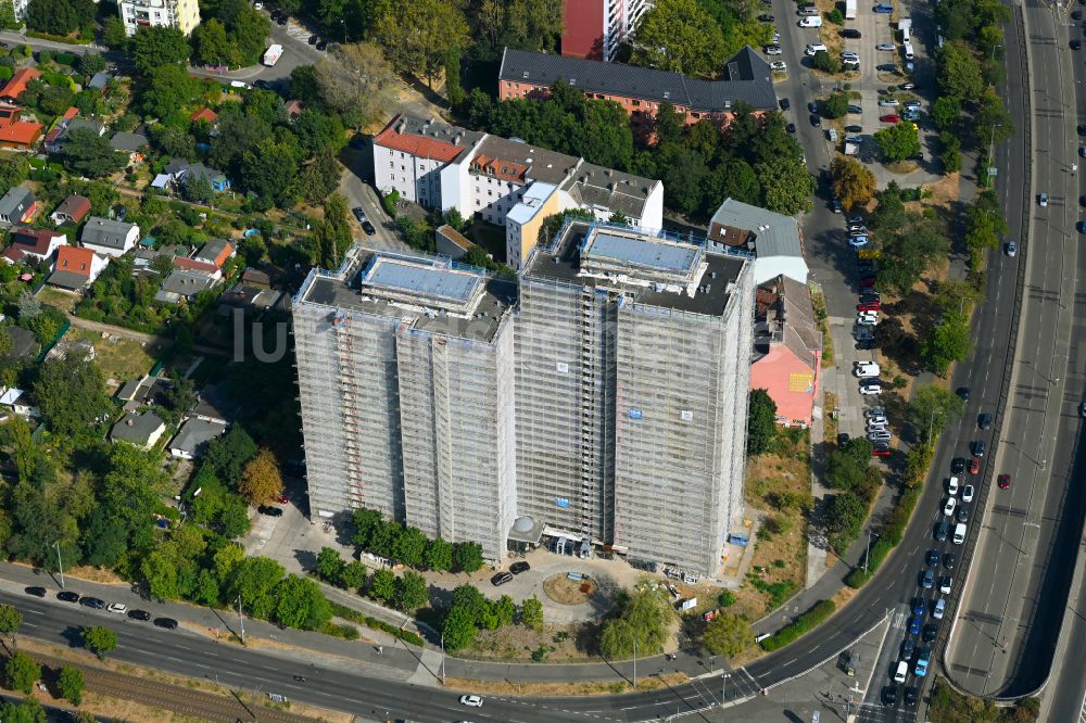 Berlin aus der Vogelperspektive: Sanierung Hochhaus- Gebäude im Wohngebiet zum Niedrigenergiehaus in Berlin, Deutschland