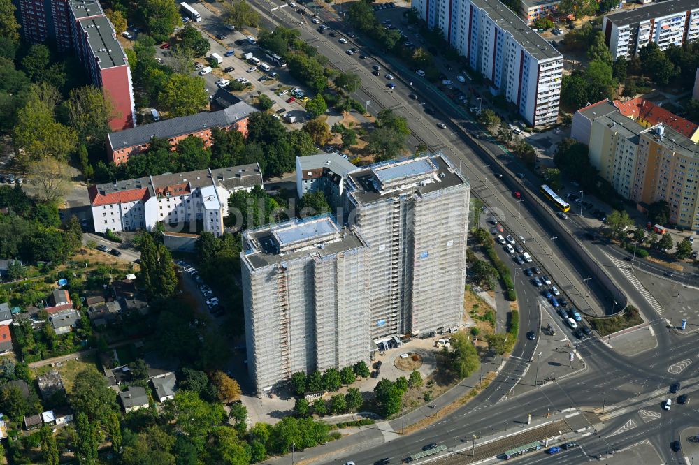 Luftbild Berlin - Sanierung Hochhaus- Gebäude im Wohngebiet zum Niedrigenergiehaus in Berlin, Deutschland