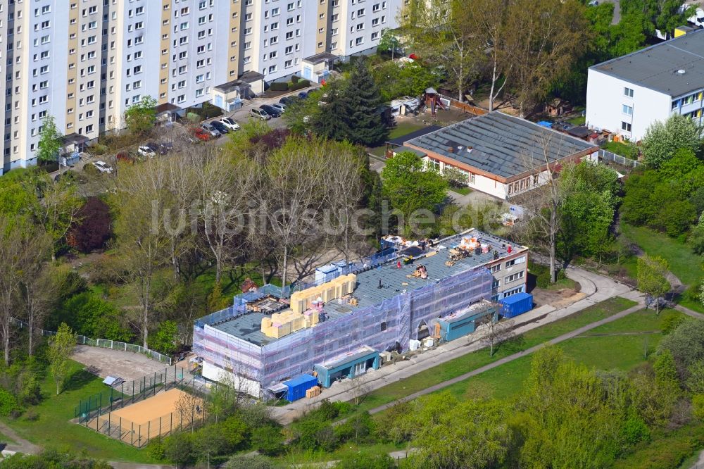 Berlin von oben - Sanierung und Modernisierung Kita Sonnenschein im Ortsteil Hohenschönhausen in Berlin, Deutschland