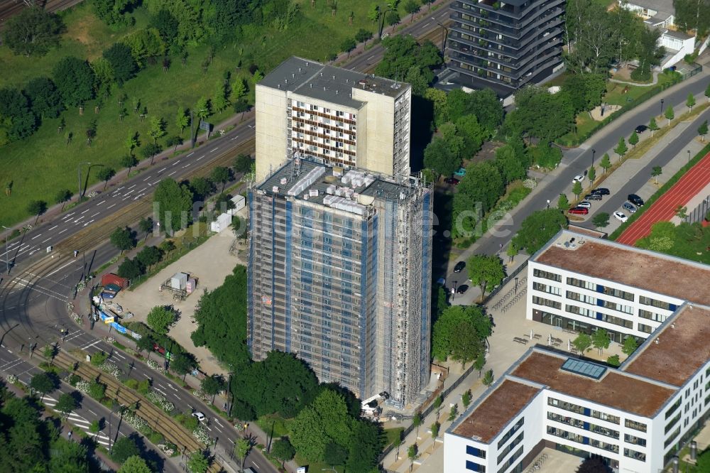 Luftbild Dresden - Sanierung und Modernisierung einer Plattenbau- Hochhaus- Wohnsiedlung an der Gellertstraße - Gret-Palucca-Straße - Wiener Straße im Ortsteil Altstadt in Dresden im Bundesland Sachsen, Deutschland