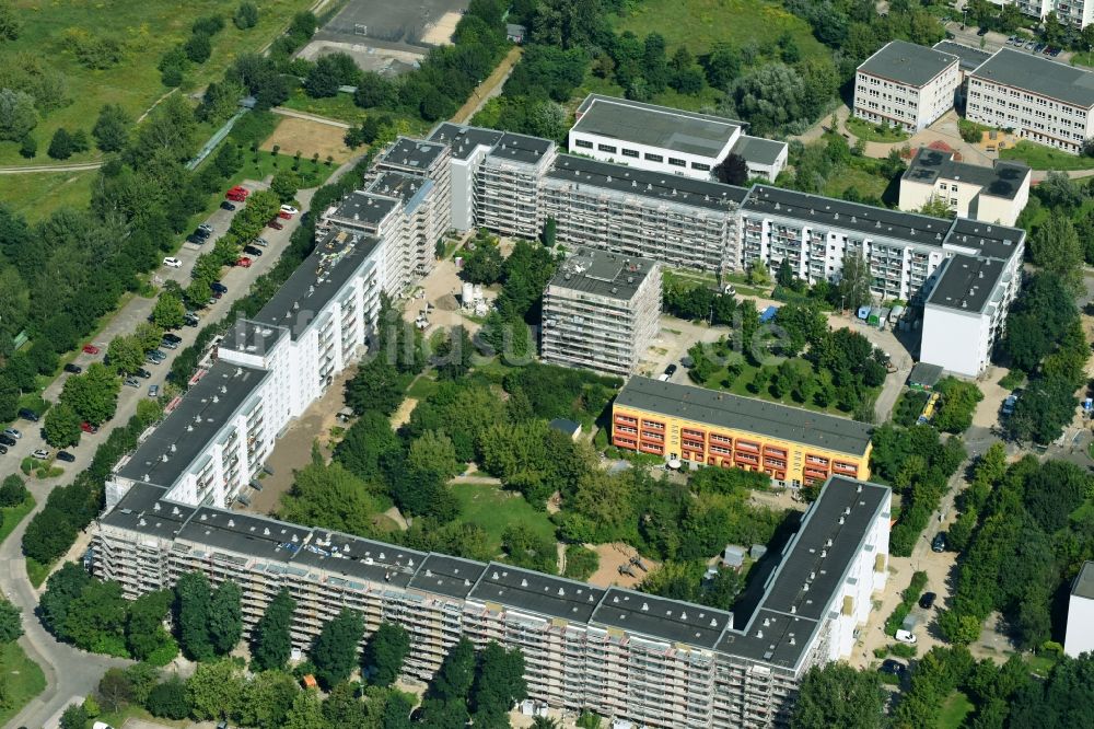 Berlin von oben - Sanierung und Modernisierung einer Plattenbau- Hochhaus- Wohnsiedlung an der Kyritzer Straße im Ortsteil Marzahn-Hellersdorf in Berlin, Deutschland