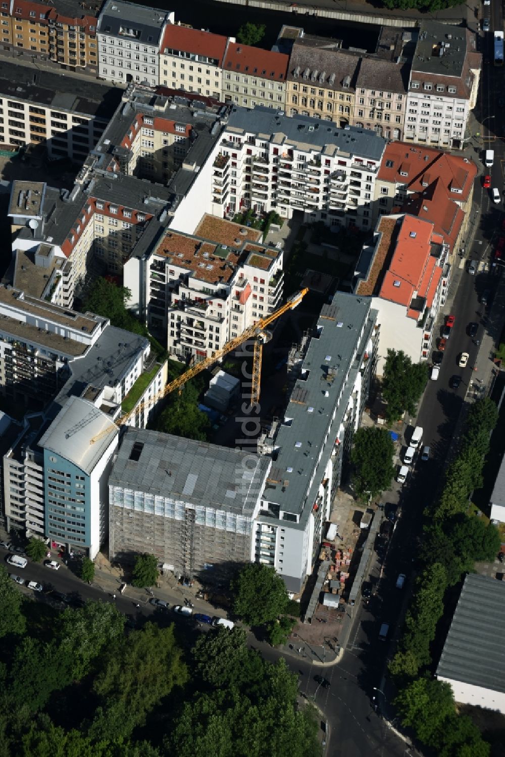 Luftbild Berlin - Sanierung und Modernisierung einer Plattenbau- Hochhaus- Wohnsiedlung in der Neuen Roßstraße Ecke Alte Jakobsstraße in Berlin