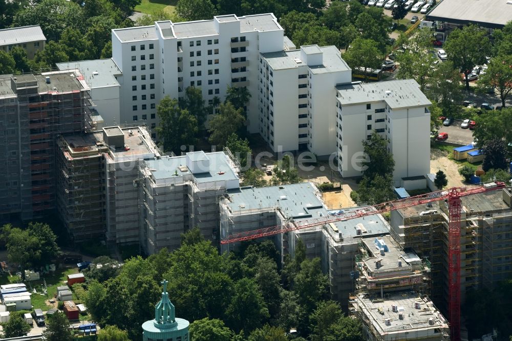 Berlin aus der Vogelperspektive: Sanierung und Modernisierung einer Plattenbau- Hochhaus- Wohnsiedlung an der Rathausstraße im Ortsteil Bezirk Mariendorf in Berlin, Deutschland