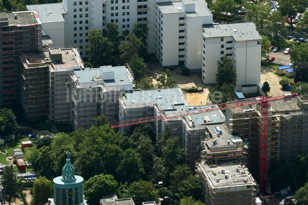 Luftbild Berlin - Sanierung und Modernisierung einer Plattenbau- Hochhaus- Wohnsiedlung an der Rathausstraße im Ortsteil Bezirk Mariendorf in Berlin, Deutschland