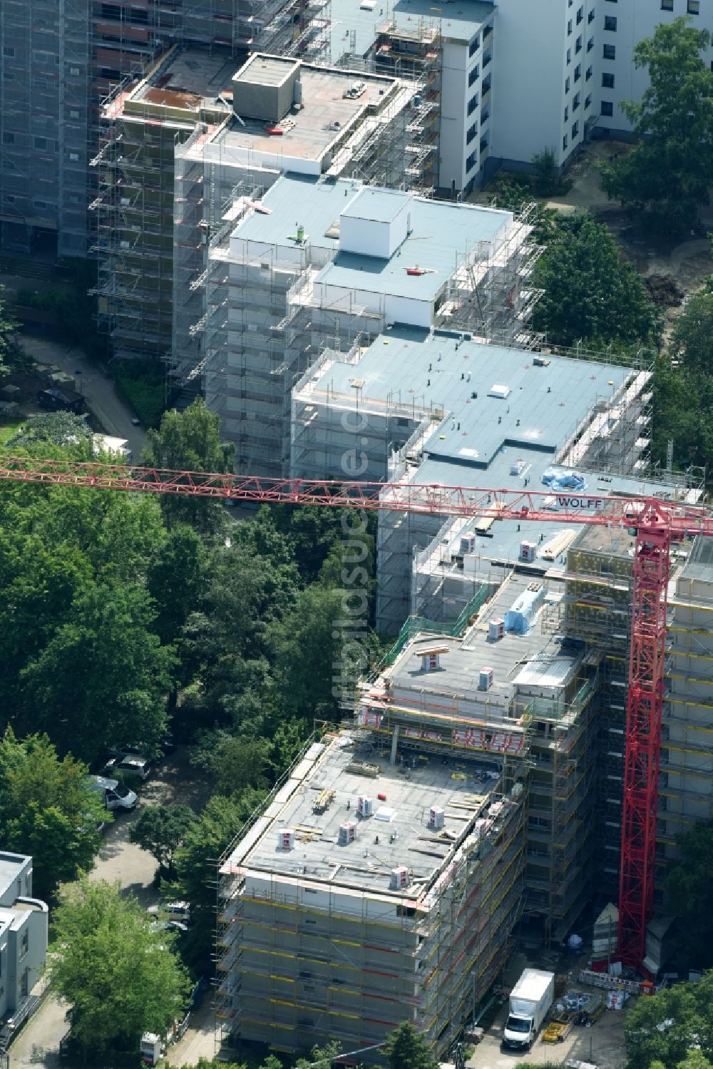 Berlin aus der Vogelperspektive: Sanierung und Modernisierung einer Plattenbau- Hochhaus- Wohnsiedlung an der Rathausstraße im Ortsteil Bezirk Mariendorf in Berlin, Deutschland