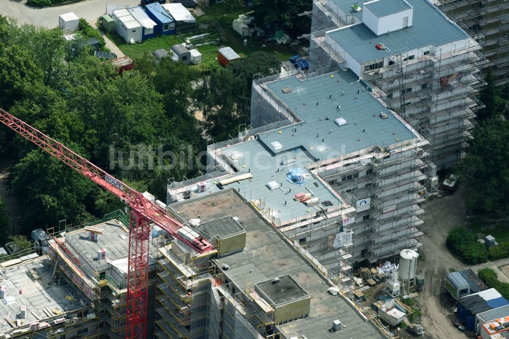 Luftbild Berlin - Sanierung und Modernisierung einer Plattenbau- Hochhaus- Wohnsiedlung an der Rathausstraße im Ortsteil Bezirk Mariendorf in Berlin, Deutschland